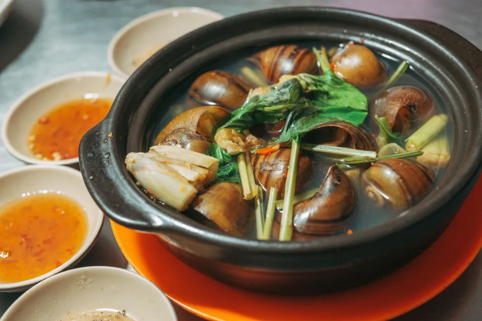 Bàn khách ngồi ngoài hiên